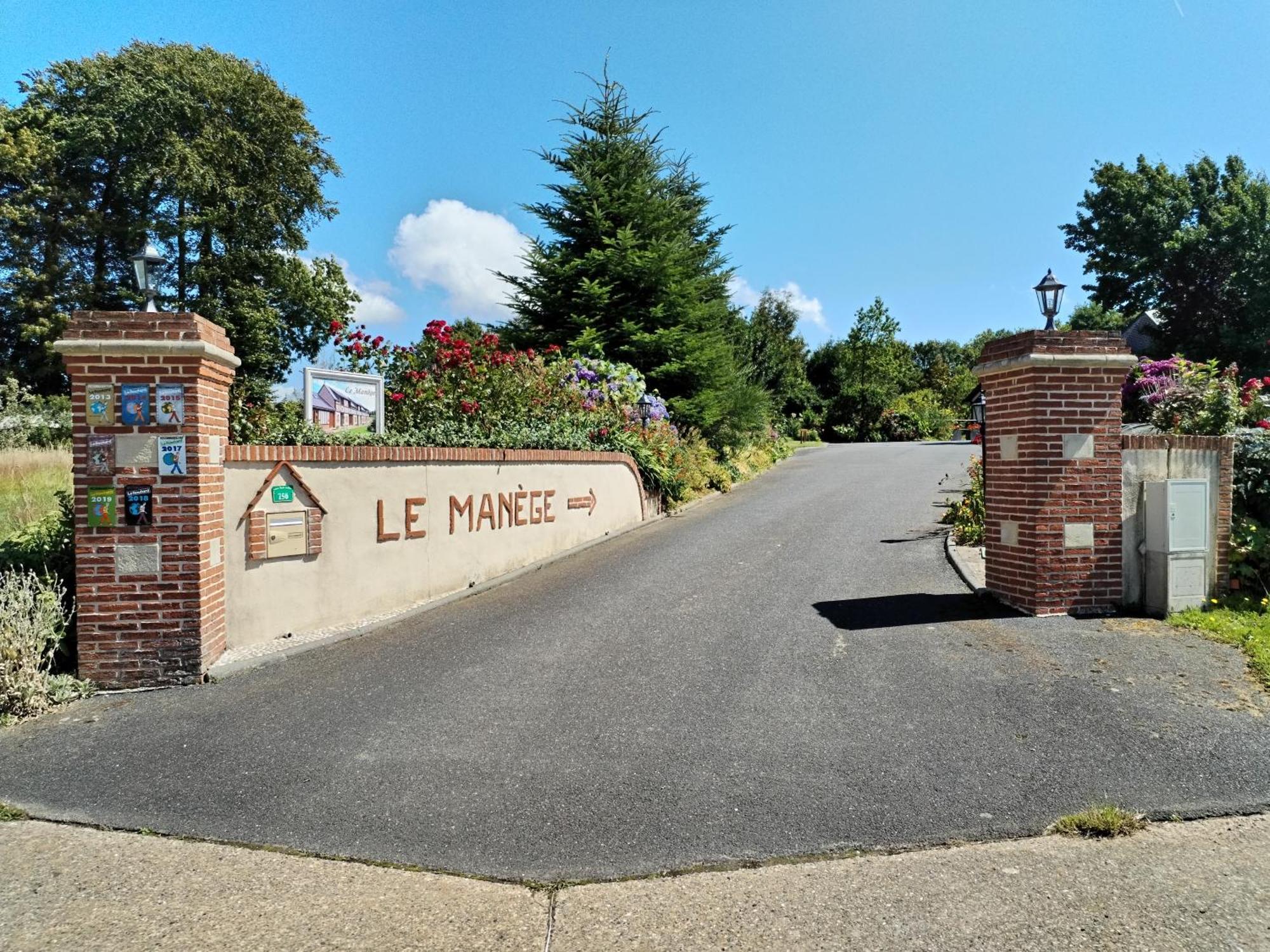Le Manege Gite L'Eglise Hotell Sainte-Marie-au-Bosc Exteriör bild